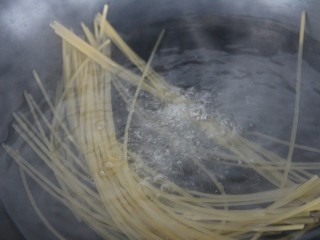 4、培根黑椒意面,中小火，煮8分钟左右