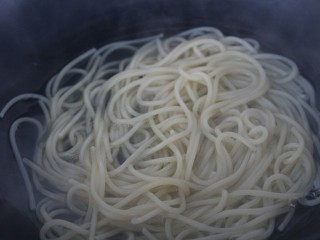 5、培根黑椒意面,煮到颜色发白就好了