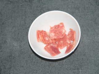 7、培根黑椒意面,煮面的同时，可以准备培根，切成小块