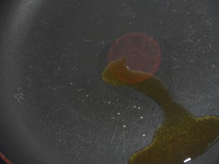 9、培根黑椒意面,平底锅里，放一点油