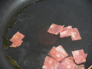 10、培根黑椒意面,培根放进去炒