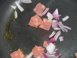 11、培根黑椒意面,洋葱放进去炒