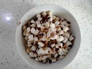 5、中和汤,香菇切丁。