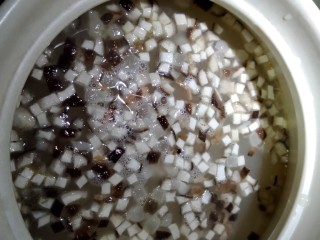 11、中和汤,焯过水的豆腐,香菇,香干,冬笋,火腿,放入煲中,然后放入生姜末,开阳。品尝咸淡,调味,放入适量盐,鸡精,白胡椒粉,猪油。盖子一盖,大火烧开,转小火慢炖45分钟。