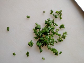 12、中和汤,抽空把小葱切好。