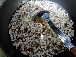 10、中和汤,锅内放入适量冷水,将豆腐,香菇,火腿,香干,冬笋放入焯水。