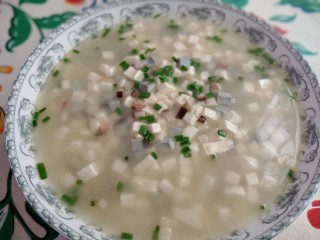 13、中和汤,最后放入葱花。一道汤界小清新就大功告成啦~味道鲜美,一发不可收拾~