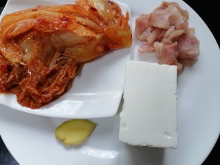 1、辣白菜豆腐汤,准备好所需材料