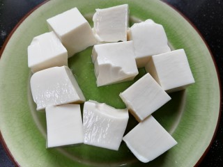2、辣白菜豆腐汤,豆腐切成小块备用