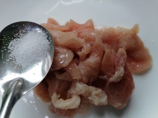 3、辣白菜豆腐汤,肉洗干净撒上适量盐