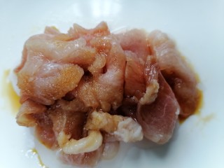 4、辣白菜豆腐汤,倒入少许生抽将肉片抓揉均匀腌制十五分钟