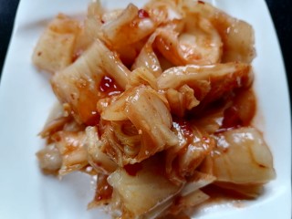 5、辣白菜豆腐汤,将辣白菜切成均匀的段状