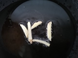 6、辣白菜豆腐汤,锅内放油烧热放入姜丝