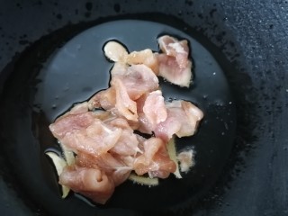 7、辣白菜豆腐汤,放入肉片