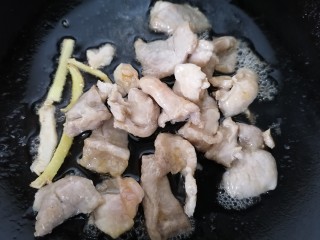 8、辣白菜豆腐汤,将肉片快速翻炒至发白然后盛出备用