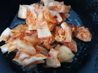 9、辣白菜豆腐汤,将泡菜放入锅内翻炒
