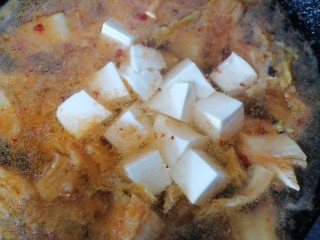 11、辣白菜豆腐汤,沸腾后加入豆腐一起煮