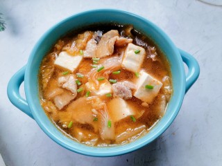 14、辣白菜豆腐汤,盛入容器撒上葱花