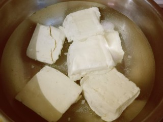 2、豆腐鱼头汤,豆腐倒入开水中煮2分钟  增加韧性 捞出