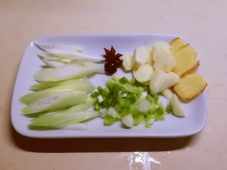 4、豆腐鱼头汤,葱切段  蒜姜切片 香葱切小圈