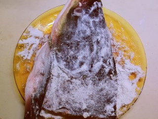 5、豆腐鱼头汤,鱼头上蘸上薄薄一层面粉