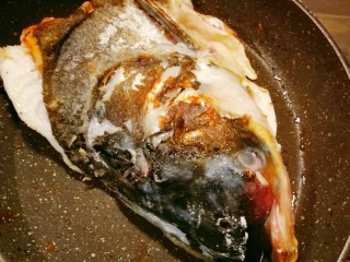 7、豆腐鱼头汤,煎至两面金黄 
