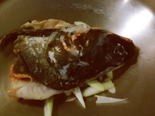 9、豆腐鱼头汤,放入煎好的鱼头