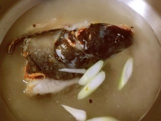 10、豆腐鱼头汤,放入适量开水