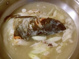 11、豆腐鱼头汤,大火烧开  煮至汤汁奶白色