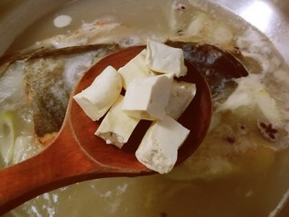 12、豆腐鱼头汤,放入豆腐