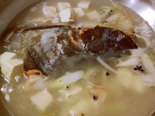 13、豆腐鱼头汤,煮5分钟 