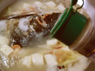 15、豆腐鱼头汤,放入胡椒粉增香