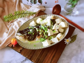 16、豆腐鱼头汤,出锅啦 趁热撒上香葱 香菜增加香气。