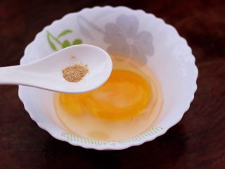 3、鹅蛋肉末羹,再加入料酒和胡椒粉。