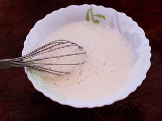 7、鹅蛋肉末羹,把鹅蛋液和温水都搅拌均匀的时候。