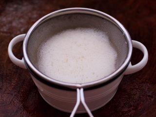 8、鹅蛋肉末羹,换一个能上蒸锅蒸的碗，把搅拌均匀的鹅蛋液过筛，我过筛了两次。