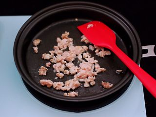 13、鹅蛋肉末羹,平底锅烧热后，倒入花生油烧热后，放入猪肉泥先用锅铲轻轻炒至变色断生时。