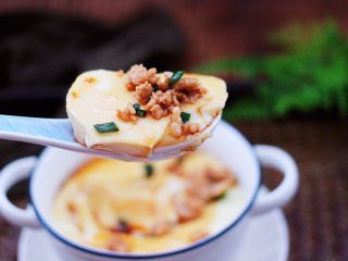 17、鹅蛋肉末羹,吃上一口营养丰富又鲜香嫩滑哟。