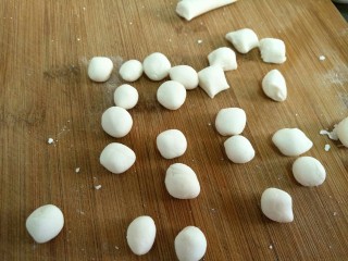 7、汤圆水果玉米羹,然后搓成小汤圆