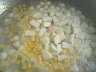 12、汤圆水果玉米羹,再依次放入水果