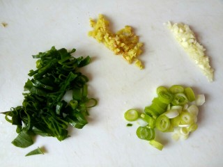 3、香辣肉沫豆腐,葱切圈,姜蒜切沫