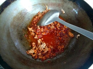 6、香辣肉沫豆腐,和肉沫一起翻炒均匀