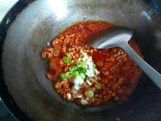 7、香辣肉沫豆腐,放入葱姜蒜翻炒,加入一勺生抽少量糖翻炒