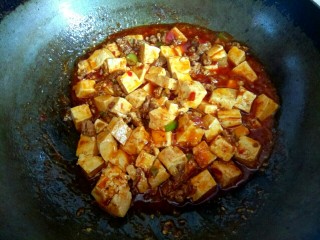 10、香辣肉沫豆腐,大火烧开,放入淀粉汁,烧开,汤汁粘稠,关火