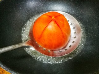 2、紫菜番茄豆腐汤,番茄划十字刀煮两分钟。