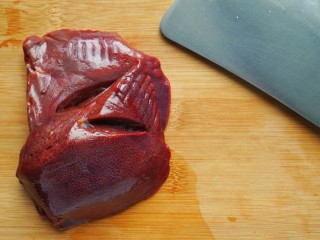 1、承味养颜润色猪肝汤,将猪肝洗去血水