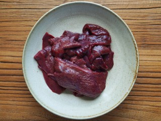 2、承味养颜润色猪肝汤,改刀切大块，放入碗中