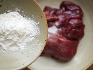 3、承味养颜润色猪肝汤,加入淀粉，少许盐