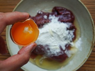 4、承味养颜润色猪肝汤,一个蛋清