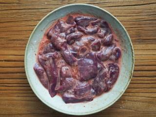 5、承味养颜润色猪肝汤,抓匀腌制20分钟